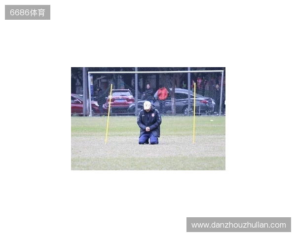 帽子上用中文写着努力、忍耐、牺牲，张外龙：是我作为教练的哲学